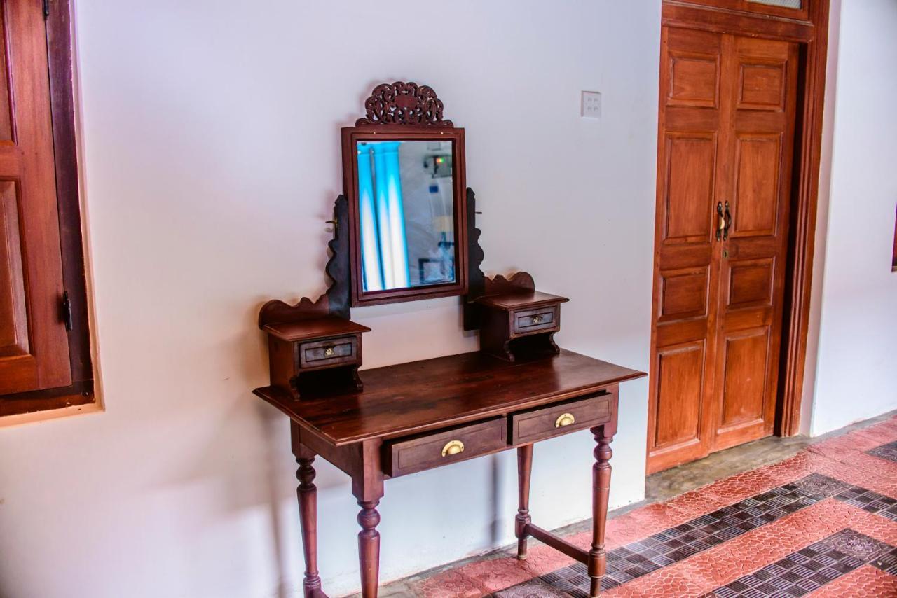 Hotel Thambu Illam Jaffna Esterno foto