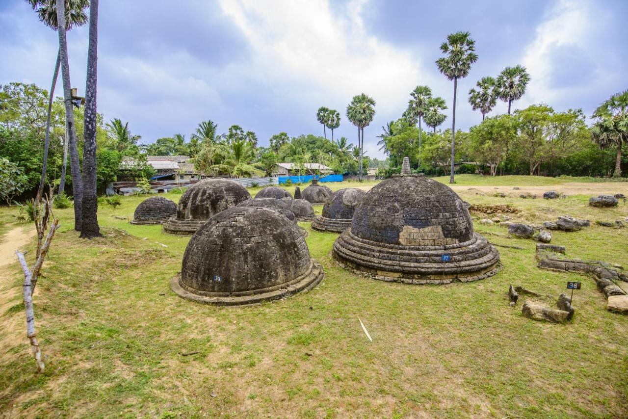 Hotel Thambu Illam Jaffna Esterno foto